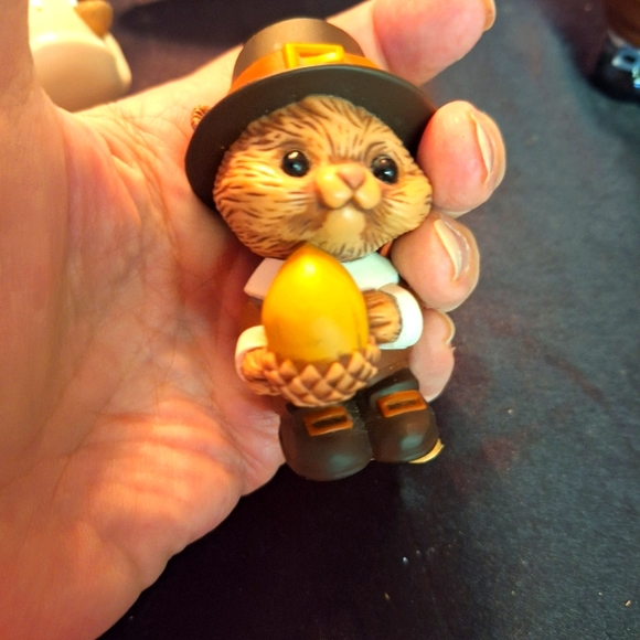 Vintage Hallmark salt pepper shakers Thanksgiving chipmunk pilgrims pair - Picture 3 of 12